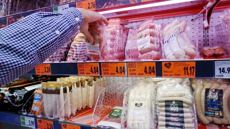 Foto Manuel Geisser 05.05.2022 Einkaufstourismus. Bild : Volle Fleisch Regale in einem Supermarkt in Deutschland.Viele P