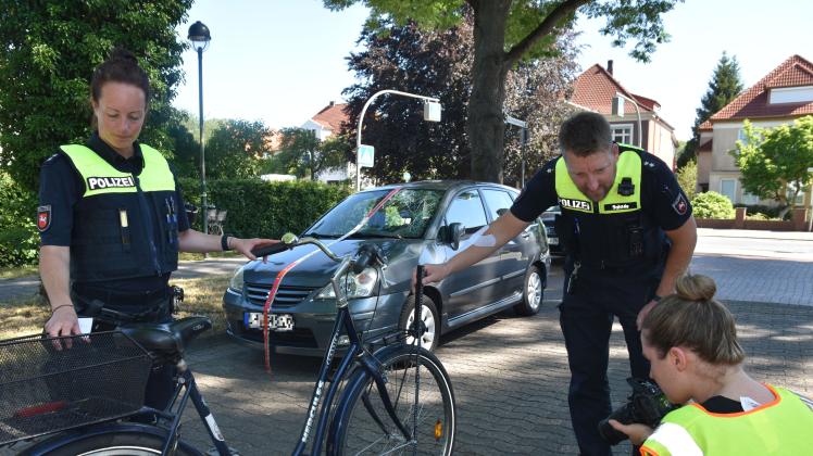 Polizisten bei der Unfallaufnahme: Am Donnerstag ist ein Mädchen am Gymnasium an der Max-Planck-Straße verletzt worden. 