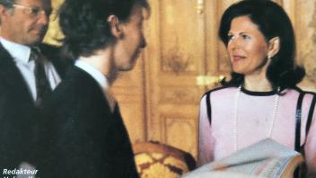 Holger Kankel überreicht Königin Silvia einen Jahresband des Mecklenburg-Magazins.