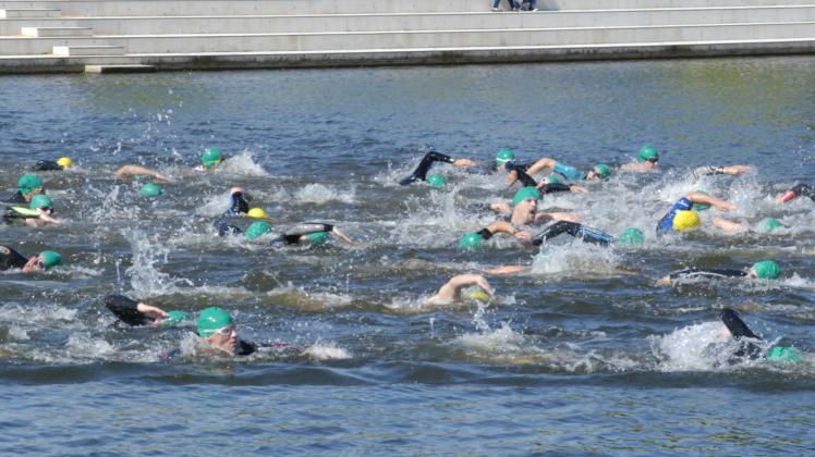 Triathleten Start Schwimmen Schwerin