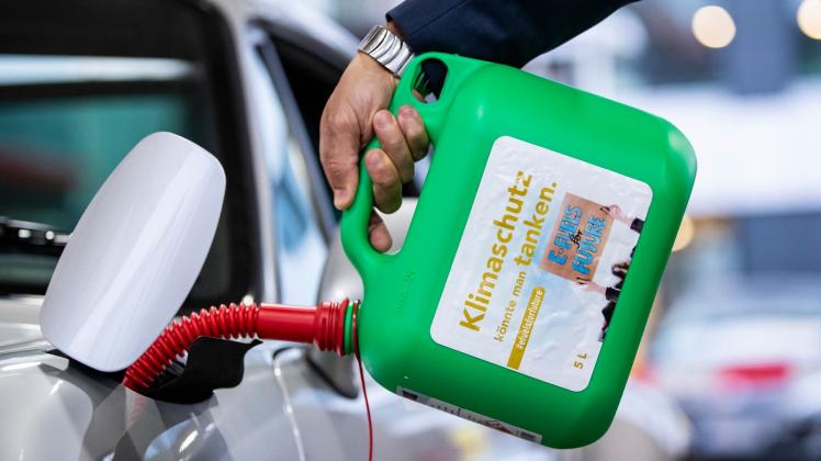 ARCHIV - Haben Verbrenner durch E-Fuels noch eine Zukunft? Die synthetischen Kraftstoffe sind laut einer Studie wenig umweltfreundlich. Foto: Tom Weller/dpa