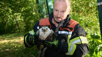 Feuerwehrmann Carsten Otto mit dem zuvor geretteten Greifvogel in Barsbüttel