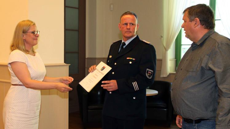 Abschied nach zwölf Jahren als Wehrführer: Ulf Bennöhr erhält von Bürgermeisterin Kathleen Bartels und Stadtvertretervorsteher Dirk Dobbertin die Entlassungsurkunde.