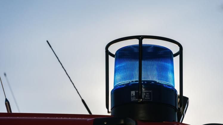 ARCHIV - Ein Blaulicht auf dem Dach eines Einsatzfahrzeugs der Feuerwehr. Foto: Philipp von Ditfurth/dpa/Symbolbild