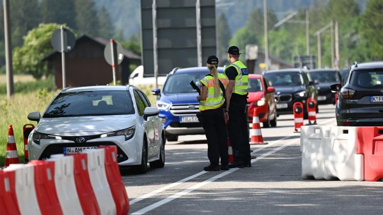 ARCHIV - Polizisten kontrollieren am Grenzübergang Mittenwald den Verkehr. Wegen des G7-Gipfels müssen sich Reisende auf Sperrungen und weiträumige Umleitungen einstellen. Foto: Angelika Warmuth/dpa