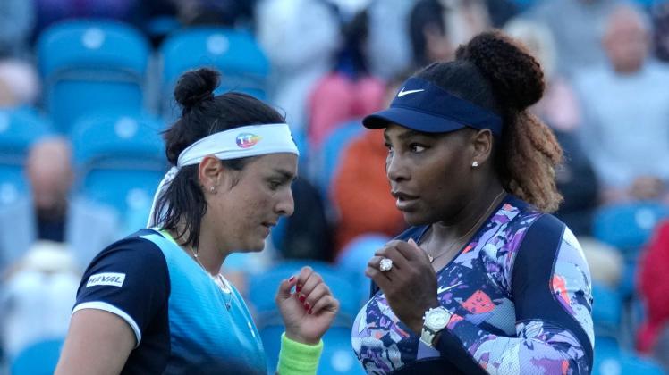 Serena Williams (r) und Ons Jabeur sprechen während einer Partie miteinander. Foto: Kirsty Wigglesworth/AP/dpa