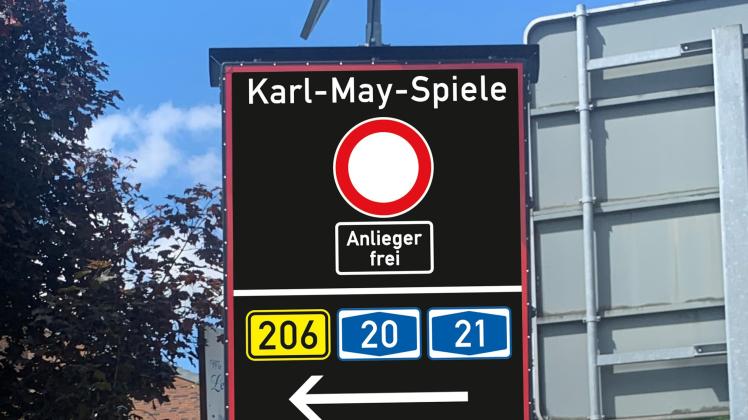 Verkehrsleitsystem gegen Parkplatz-Ärger bei Karl-May-Festspielen. Solche Schilder sollen dafür sorgen, dass auf den Straßen rund um den Kalkberg nicht Wildwest gespielt wird.