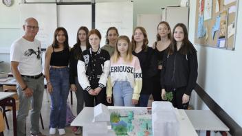 Architekt Matthias Wieck und die Schülerinnen der 8.1 mit ihrem Modell des Schulhofs.