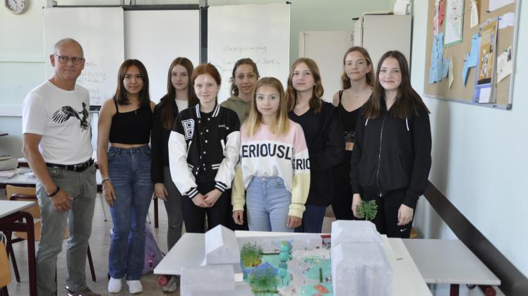 Architekt Matthias Wieck und die Schülerinnen der 8.1 mit ihrem Modell des Schulhofs.