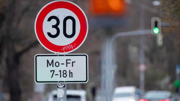 ARCHIV - Ein Verkehrsschild weist auf eine zeitlich begrenzte Tempo-30-Zone hin. Foto: Daniel Karmann/dpa/Symbolbild