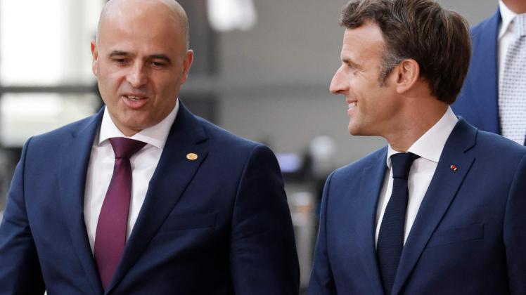 North Macedonia&apos;s Prime Minister Dimitar Kovacevski (L) and France&apos;s President Emmanuel Macron (R) arrive for a family photo during the EU-Western Balkans leaders&apos; meeting in Brussels on June 23, 2022. - The European Union, which at a summit on June 23 and 24, 2022, will discuss whether to make Ukraine a membership candidate, has admitted over 15 countries in the past three decades. (Photo by Ludovic MARIN / AFP)