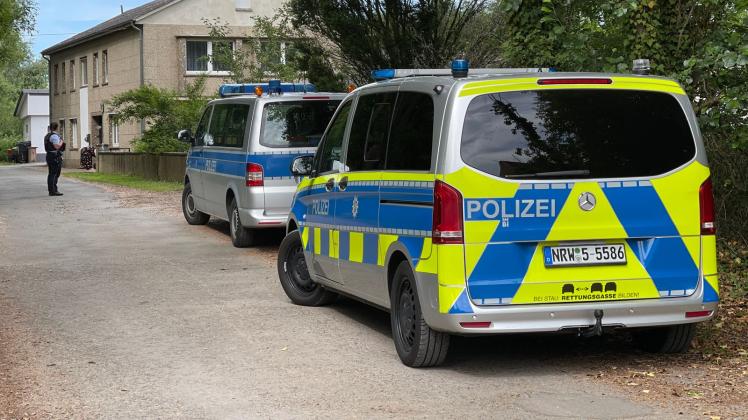 Polizeifahrzeuge stehen im Rahmen einer Grossfahndung auf einer Strasse in Kalletal. Foto: Christian Müller/dpa/Bildarchiv