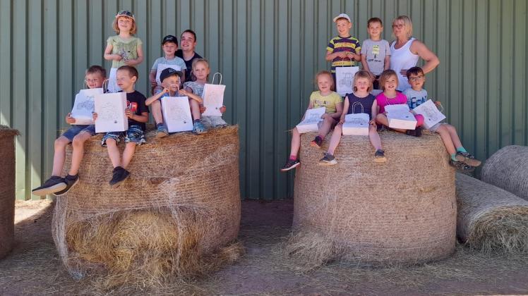 Ein Foto zum Abschluss, das musste natürlich sein, beim Besuch von Mädchen und Jungen der BÜtzower Kita der Lebenshilfe auf dem Hof von Landwirt Martin Vorbeck