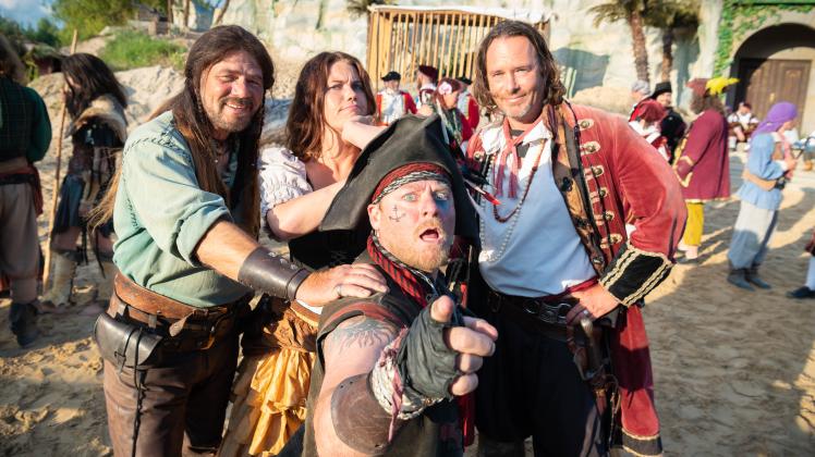 In Mecklenburg-Vorpommern entern die Piraten  eine weitere Bühne. Das Piraten-Open-Air Grevesmühlen setzt seine Segel.  Nach Coronapausen stehet  in diesem Jahr  „Das Geheimnis der Galeone“ auf dem Spielplan. Auf der Bühne mit karibischem Flair stehen in diesem Jahr viele bekannte Schauspieler wie Benjamin Kernen, Dustin Semmelrogge, Tim Forssman, Ray Kupper, Marc Zabinski auf dem 9000 Quadratmeter großen Bühnenareal. Die Spielsaison startet am Freitag , 24. Juni  und dauert bis zum 10. September. Vorstellungen gibt es  Dienstag bis Samstag um 19.30 Uhr und sonntags um 16 Uhr. 21.06.2022 Foto Volker Bohlmann