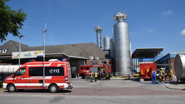 Großeinsatz in der Landkäserei Holtsee: Dort ist ein Container mit Salpetersäure ausgelaufen, fünf Freiwilligen Feuerwehren mit gut 70 Mann waren den ganzen Tag über im Einsatz.  