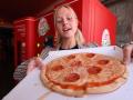 23.06.2022, Flensburg. Pizzaautomat Pizza Automat in der Großen Straße mit der Praktikantin Nele --- Foto STAUDT