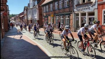 Auch durch Gadebusch rollte das 170-köpfige Fahrerfeld am zweiten Tag der Hanse-Tour Sonnenschein. 