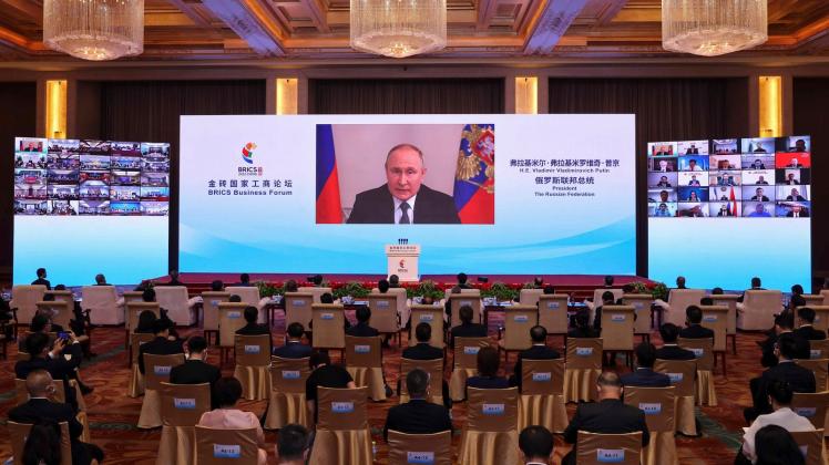 Auf diesem von der chinesischen Nachrichtenagentur Xinhua veröffentlichten Foto hält Wladimir Putin (Monitor), Präsident von Russland, bei der Eröffnungszeremonie des BRICS-Wirtschaftsforums in Peking eine Grundsatzrede per Videoschalte. Foto: Yin Gang/Xinhua/AP/dpa