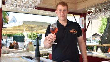 Winzer Christian Kupper bietet seinen Wein in Rostock an.