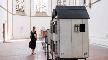 Hausmodelle von Rosie Hastings und Hannah Quinlan in der Romantik-Ausstellung der Kunsthalle Osnabrück.