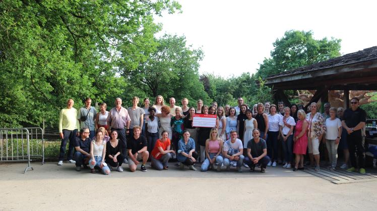 Zusammen mit den Mitarbeitern haben die Geschäftsführer der Testzentrum Zoo UG weitere 5.000 Euro an den Zoo Osnabrück übergeben. Insgesamt hat das Testzentrum damit bereits 30.000 Euro an den Zoo Osnabrück gespendet.