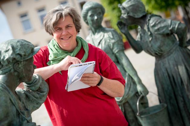Frau Püttelkow aus Hagenow will alles wissen. Reporterin Silke Roß auch. Frau Püttelkow aus Hagenow will alles wissen. Reporterin Silke Roß auch.