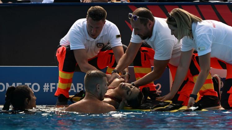 Anita Alvarez musste von ihrer Trainerin und Rettungspersonal aus dem Wasser gezogen werden. Foto: Anna Szilagyi/AP/dpa