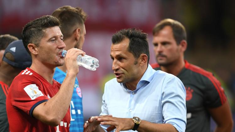 ARCHIV - Star-Stürmer Robert Lewandowski (l) will gehen und Sportdirektor Hasan Salihamidzic, dass er seinen Vertrag beim FC Bayern erfüllt. Foto: Arne Dedert/dpa