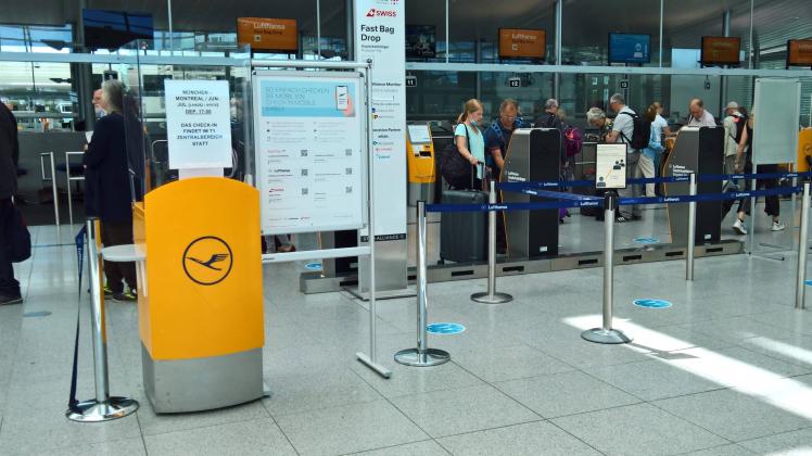 Lufthansa Check-In am Flughafen Muenchen in Terminal 2 *** Lufthansa Check In at Munich Airport in Terminal 2