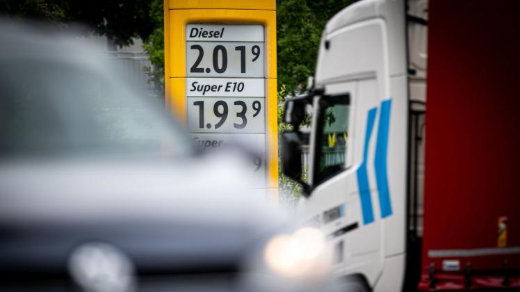 Die Preise für Kraftstoffe sind auf der Anzeige einer Tankstelle zu sehen. Foto: Daniel Reinhardt/dpa/Symbolbild