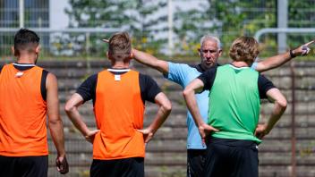 Christian Neidhart (Trainer, Cheftrainer, SVWM) gibt seinen Spielern Anweisungen im Training, gibt Anweisungen, gestiku