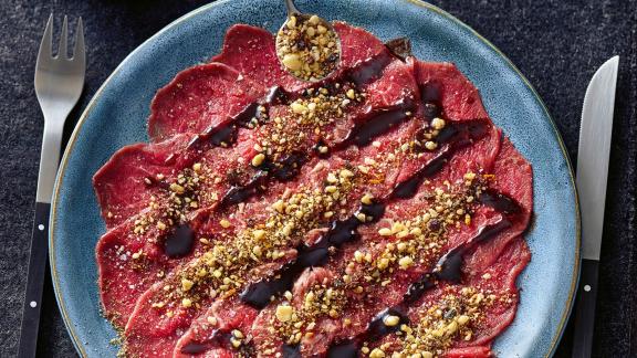 HANDOUT - Sogenannte Sprinkles gehören zu den Lieblings-Toppings von Kochbuchautorin Bettina Matthaei. So passen etwa Haselnuss-Kakao-Sprinklea auf Herzhaftes wie Wild oder Rind. Foto: Hubertus Schüler/Becker Joest Volk Verlag/dpa-tmn - ACHTUNG: Nur zur redaktionellen Verwendung im Zusammenhang mit dem genannten Text und nur bei vollständiger Nennung des vorstehenden Credits HANDOUT - Sogenannte Sprinkles gehören zu den Lieblings-Toppings von Kochbuchautorin Bettina Matthaei. So passen etwa Haselnuss-Kakao-Sprinklea auf Herzhaftes wie Wild oder Rind. Foto: Hubertus Schüler/Becker Joest Volk Verlag/dpa-tmn - ACHTUNG: Nur zur redaktionellen Verwendung im Zusammenhang mit dem genannten Text und nur bei vollständiger Nennung des vorstehenden Credits