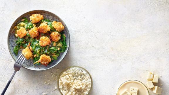 HANDOUT - Knusprig und zugleich weich in einem geht auch beim Topping, etwa mit Fetawürfeln, die in einer Hülle aus Panko, der asiatischen Paniermehlvariante, in Öl gebraten werden. Foto: Hubertus Schüler/Becker Joest Volk Verlag/dpa-tmn - ACHTUNG: Nur zur redaktionellen Verwendung im Zusammenhang mit dem genannten Text und nur bei vollständiger Nennung des vorstehenden Credits HANDOUT - Knusprig und zugleich weich in einem geht auch beim Topping, etwa mit Fetawürfeln, die in einer Hülle aus Panko, der asiatischen Paniermehlvariante, in Öl gebraten werden. Foto: Hubertus Schüler/Becker Joest Volk Verlag/dpa-tmn - ACHTUNG: Nur zur redaktionellen Verwendung im Zusammenhang mit dem genannten Text und nur bei vollständiger Nennung des vorstehenden Credits