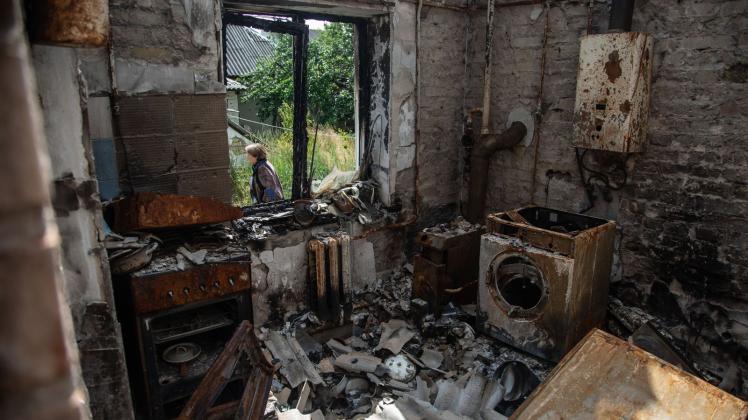 Blick in ein durch russischen Beschuss zerstörtes Wohnhaus in Horenka. Foto: Michal Burza/ZUMA Press Wire/dpa