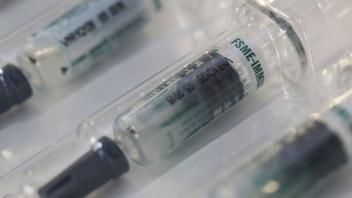 ARCHIV - Bis zum vollen Schutz braucht es in aller Regel drei Impfungen. Foto: Daniel Karmann/dpa/dpa-tmn
