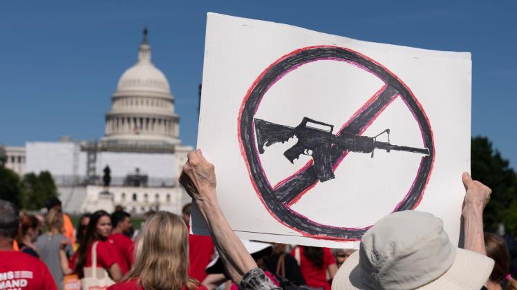 Demonstranten vor dem US-Kapitol fordern nach dem Massaker im texanischen Uvalde schärfere Waffengesetze. Foto: Alex Brandon/AP/dpa