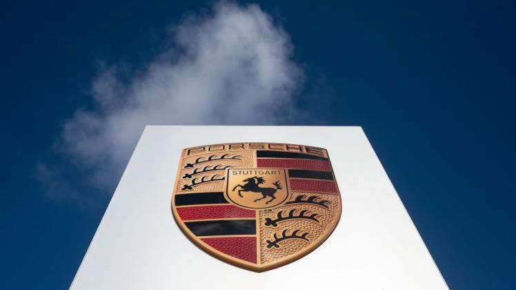 ARCHIV - Das Logo der Porsche AG ist vor leicht bewölktem Himmel zu sehen. Foto: Marijan Murat/dpa/Symbolbild