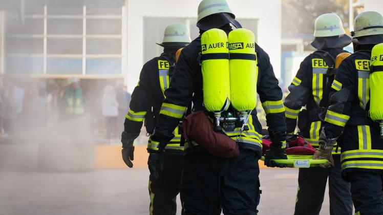 Zwei Ludwigsluster Feuerwehrmänner sollen nach einem Löscheinsatz in einem Mehrfamilienhaus in Malliß vom Dienst suspendiert worden sein.