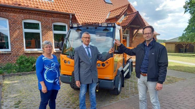 Gemeindearbeiterin Bärbel Krüger und Nostorfs Bürgermeister Heiko Schlemmer erhielten von Erik Gottelt (v.l.) die Schlüssel für den neuen Multi Car.