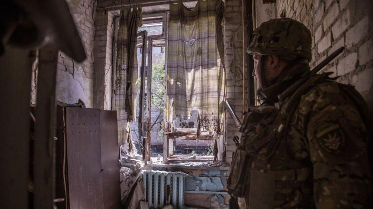 ARCHIV - Ein ukrainischer Soldat steht während schwerer Kämpfe an der Front in Sjewjerodonezk in einer zerstörten Wohnung. Foto: Oleksandr Ratushniak/AP/dpa