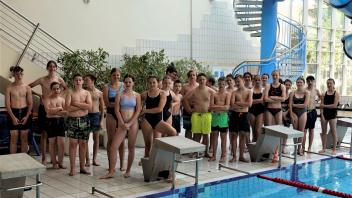 Michendorfer Gymnasiasten beim Schwimmlager in der Badewelt.