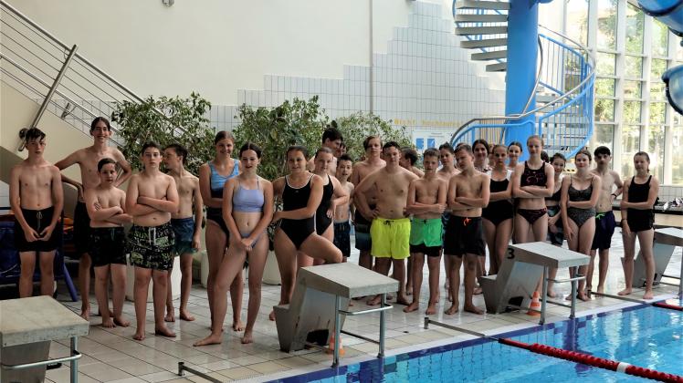 Michendorfer Gymnasiasten beim Schwimmlager in der Badewelt.