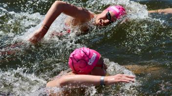 Enges Rennen zwischen Hannah Gätjen (oben) und Celine Petruschke bei den Deutschen Freiwassermeisterschaften 2022 in Mölln.
