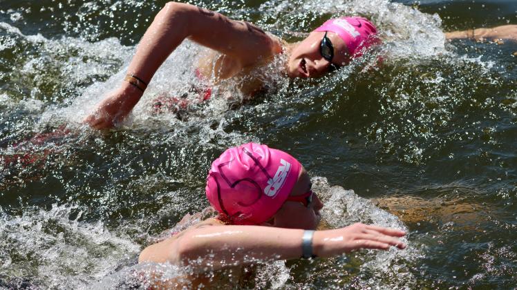 Enges Rennen zwischen Hannah Gätjen (oben) und Celine Petruschke bei den Deutschen Freiwassermeisterschaften 2022 in Mölln.
