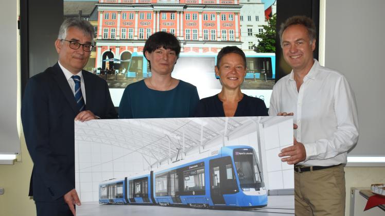Präsentieren die neue Generation der Rostocker Straßenbahnen: Jan Bleis (v. l.), Yvette Hartmann, RSAG-Aufsichtsratsvorsitzende Sabine Krüger (Grüne) und Umweltsenator Holger Matthäus (Grüne).