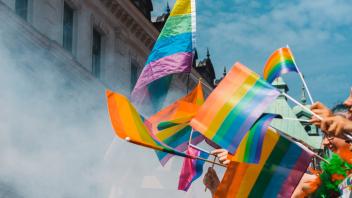 Der „Pride Month“ soll die Sichtbarkeit der LGBTQ-Community erhöhen. Aber wie klappt das in Afrika ab? 