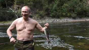 TYVA REPUBLIC RUSSIA AUGUST 5 2017 Russia s President Vladimir Putin fishing in a mountain lak
