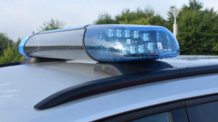 Symbolbild Polizeifahrzeug mit Blaulicht