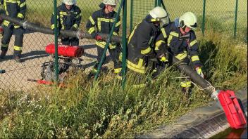 Auch Brandschützer aus Dragun rückten zur Übung bei Vietlübbe an.