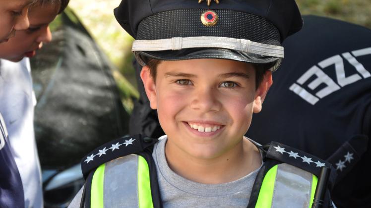 Strahlende Kinderaugen: Die Kinder durften die Ausrüstung der Polizei anprobieren.